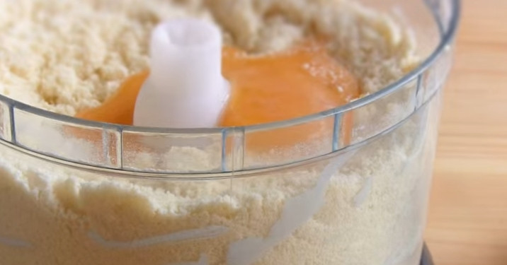 1. Этап. Творожный пирог с баклажанами: 2. Добавьте яичный желток, пол чайной ложки соли и перемешайте.