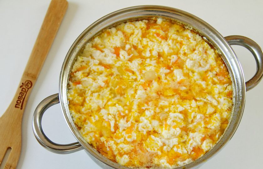 1. Этап. Суп Шыд: Вылейте яичную массу тонкой струйкой равномерно по всей поверхности, прямо в бурлящий суп (не мешать!). Примерно через полминуты-минуту, когда суп начнет снова кипеть, аккуратно ложкой со дна перемешайте один раз и выключайте.