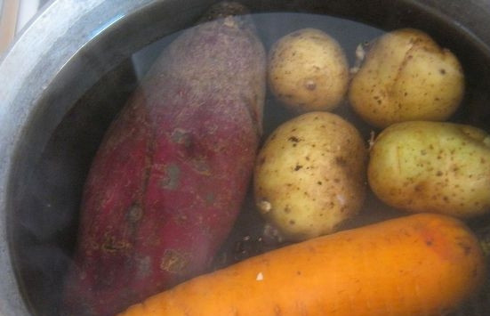 1. Этап. Винегрет с грибами: Как и для приготовления классического винегрета, здесь нам первым делом необходимо отварить овощи. Поэтому промываем картофель, свеклу и морковь под холодной водой, кладем в кастрюлю, заливаем водой и ставим на огонь. Варим до готовности.