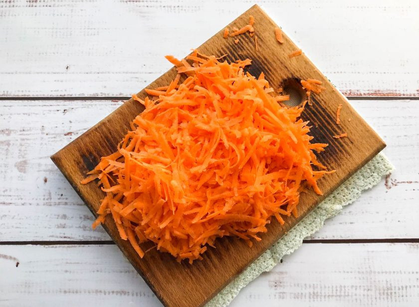 1. Этап. Перловка с индейкой в мультиварке: Морковь хорошо помойте и натрите на средней терке.