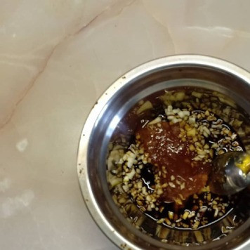 1. Этап. Куриные бедра под медовым соусом: В отдельной посуде смешать мед, соевый соус и мелко порубленный чеснок.