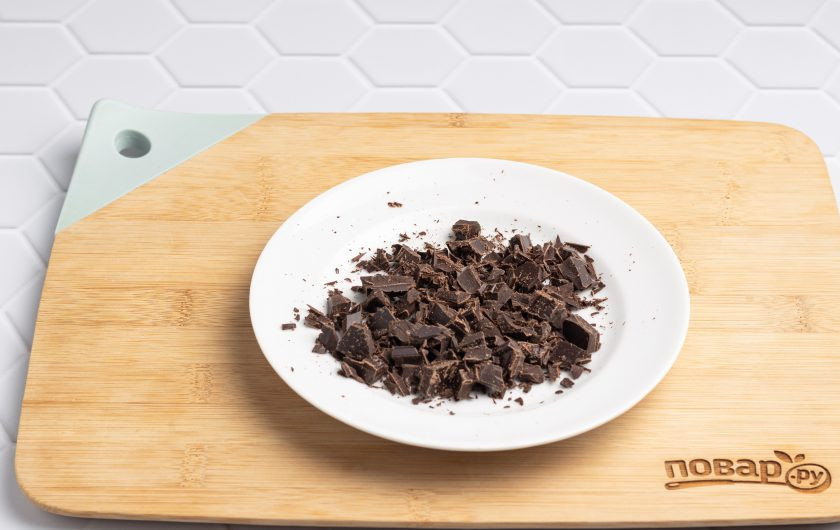 1. Этап. Чинтаки: Шоколад порубите ножом.