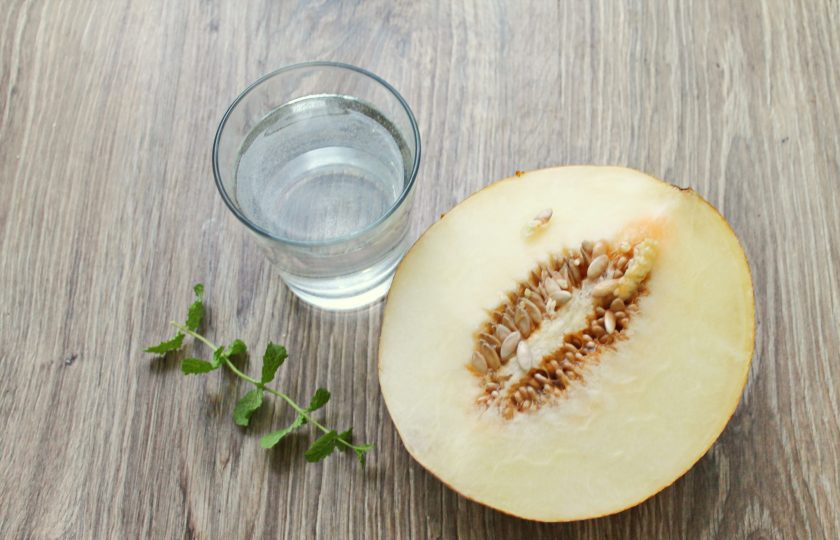 1. Этап. Дынная водка: Подготовьте все необходимые ингредиенты для приготовления дынной водки.