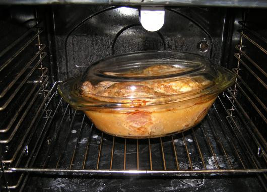 1. Этап. Курица, фаршированная луком: 8. Накрыть форму крышкой (можно использовать фольгу, если нет крышки) и отправить в разогретую духовку. Выпекается она около 1 часа (в зависимости от размера), а затем крышку можно снять и подрумянить.