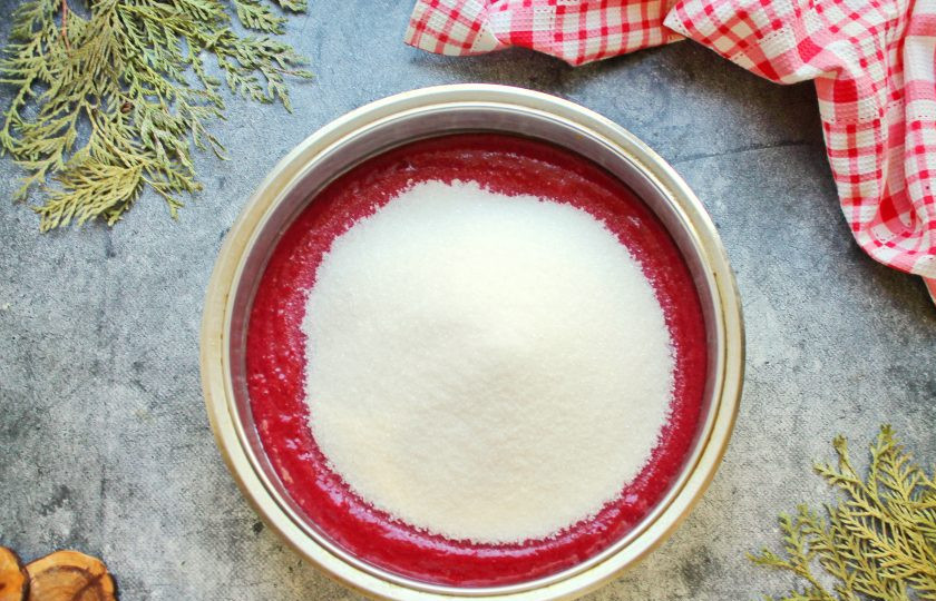 1. Этап. Перетертое варенье: В ягодное пюре всыпьте сахар и перемешайте.