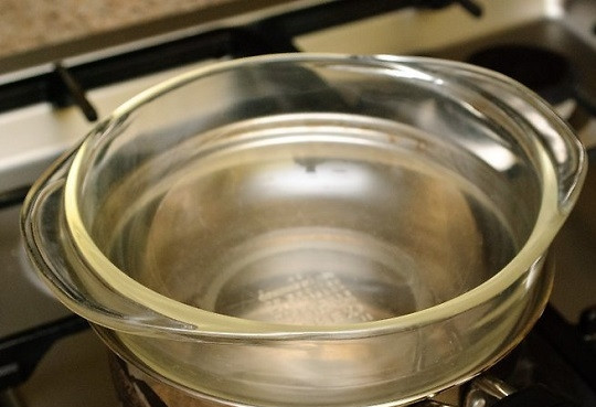 1. Этап. Фондю из сыра: 1. Подготовьте водяную баню. Очистите и пропустите через пресс чеснок.