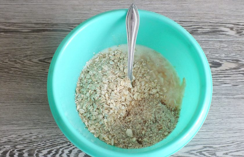 1. Этап. Овсяное печенье с яблоком на кефире: Всыпьте овсянку, дробленные орехи.