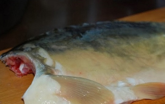 1. Этап. Уха со взбитым яйцом: Если у вас небольшой карп, можете варить уху из всей рыбки. Чистим рыбу, отрезаем голову, хвост, плавники. Из головы удаляем жабры.