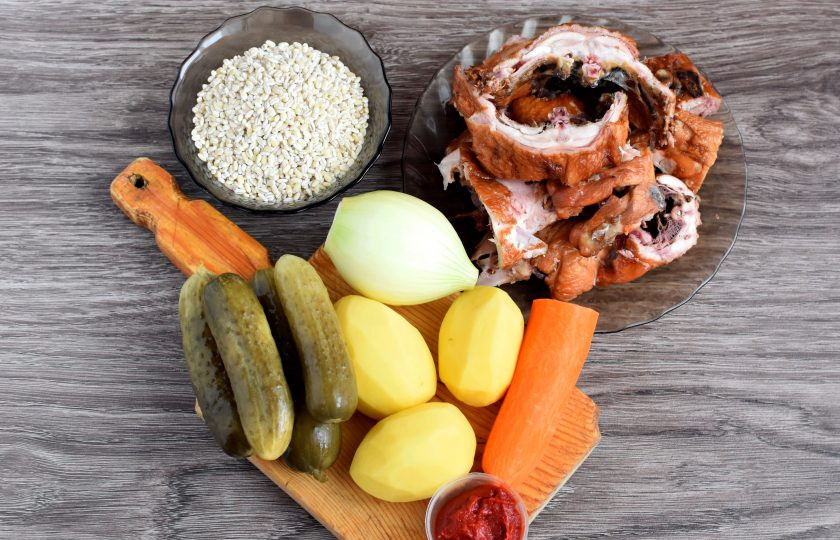 1. Этап. Рассольник с копченостями: Подготовьте ингредиенты.