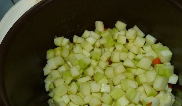 1. Этап. Рыба с кабачками в мультиварке: Когда лук начнет зарумяниваться, добавляем к нему нарезанные кабачки и морковь.