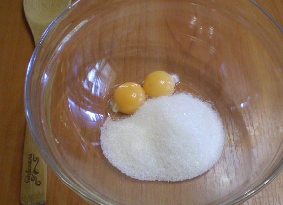 1. Этап. Выпечка из скисшего молока: Отделите белки от желтков. Желтки венчиком соедините с сахаром и ванилином.