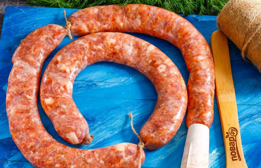 1. Этап. Сальсичча: Пока не завязан конец кишки, вы можете придать колбасе любой вид: оставить ее в виде полукруга или сформировать сосиски. Но помните, что завязывать нужно не один раз, разделяя изделия, а два, чтобы кишку между ними можно было разрезать!