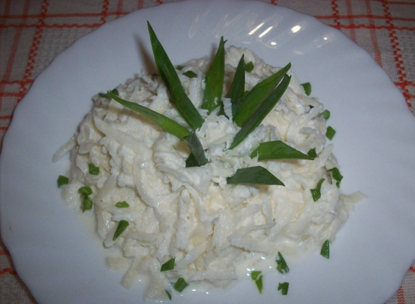 1. Этап. Салат из редьки со сметаной: 5. Выкладываем салат из редьки со сметаной на блюдо, украшаем зеленым луком.