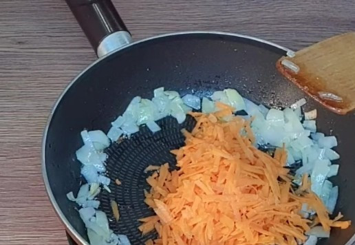 1. Этап. Пирожки из теста для чебуреков: 10 Приготовим начинку. Овощи очищаем и нарезаем. Лук - маленькими кубиками. Шинкуем капусту и натираем морковь на крупной терке. На разогретом растительном масле (2 ст. л.) пассеруем лук и морковь, минут 5.