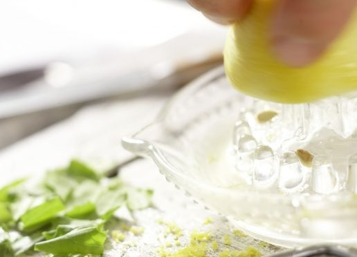 1. Этап. Форель, запеченная в ароматной корочке: 1. Лимон обдайте кипятком, натрите на терке цедру, затем разрежьте пополам и выдавите сок. Нарвите крупно лавровый лист.