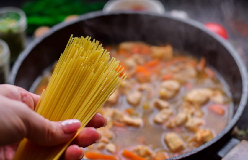 1. Этап. Макароны по-татарски: Выложите в сковороду любые макаронные изделия, если воды слишком мало, добавьте кипяток. Накройте сковороду крышкой и готовьте макароны 6-7 минут.