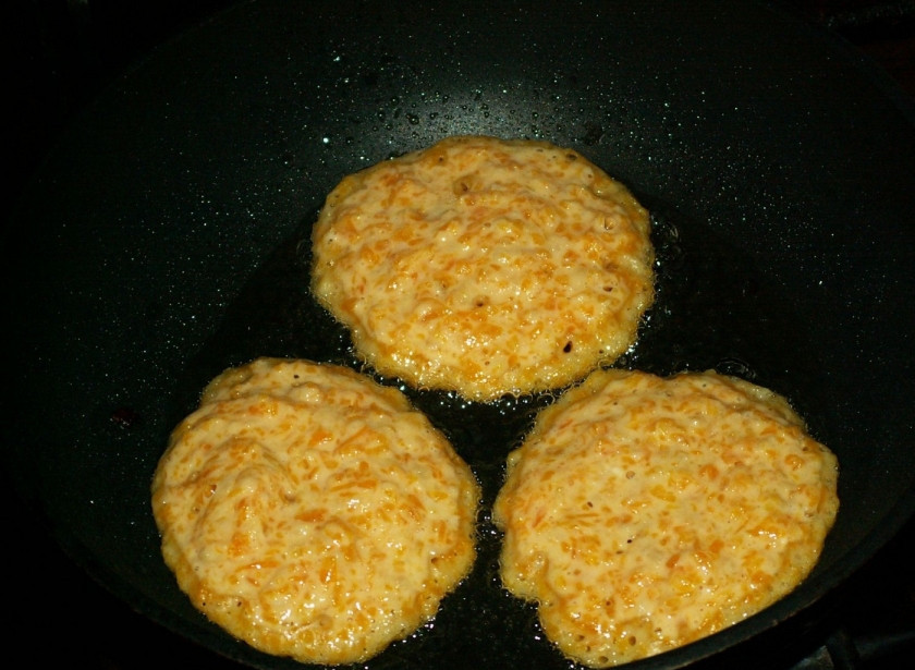 1. Этап. Диетические оладьи из тыквы: Жарьте на разогретой сковороде на растительном масле с двух сторон, выкладывайте тесто столовой ложкой.