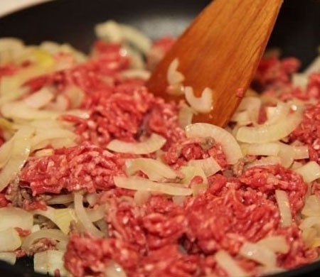 1. Stage. Potato casserole with minced meat: Then add the minced meat, season a little and fry until tender.