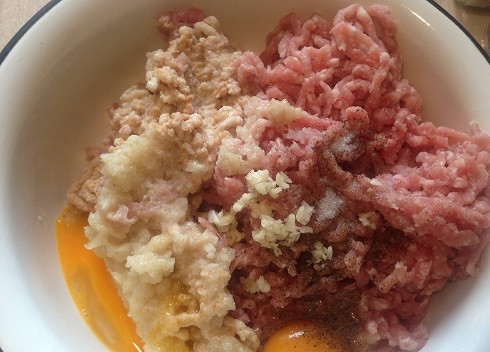 1. Этап. Мясные кексы с брокколи: 2. Измельчаем через мясорубку хлеб, замоченный в воде или молоке и тщательно отжатый от жидкости, также поступаем с луком. Добавляем к фаршу яйца, соль, перец, хлеб, лук и, по желанию, измельченный чеснок.