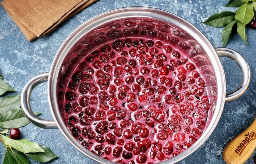 1. Этап. Варенье из вишни с орехами: На небольшом огне, периодически помешивая, дайте сахару раствориться.