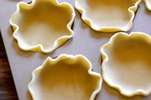 1. Этап. Корзинки с яблочной начинкой: 4. Выложите тесто в формочки для кексов. Приготовьте крошку, соединив муку, коричневый сахар, растопленное сливочное масло и корицу.