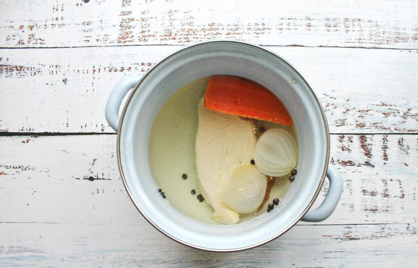 1. Этап. Заливное из грудки индейки: Филе индейки сполосните, выложите в кастрюлю, влейте воду, добавьте разрезанные морковь и репчатый лук. Добавьте черный перец, лавровый лист, посолите и варите на медленном огне после закипания, снимая пену, в течение 40 минут. Затем снимите с огня и остудите.