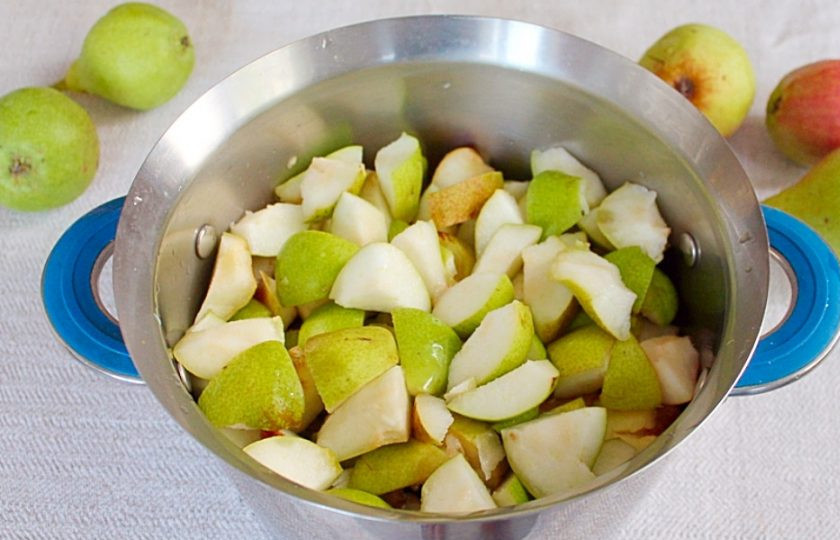 1. Этап. Начинка для зимних пирогов из груш с лимонником и корицей: Груши моем, удаляем сердцевины и нарезаем произвольно.