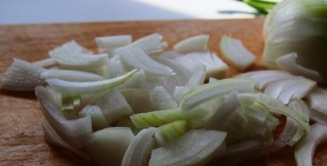 1. Этап. Филе индейки, тушенное с черносливом: Лук почистите и нарежьте полукольцами. Морковь помойте, почистите, нарежьте четвертьколечками (или любым другим удобным для вас способом).