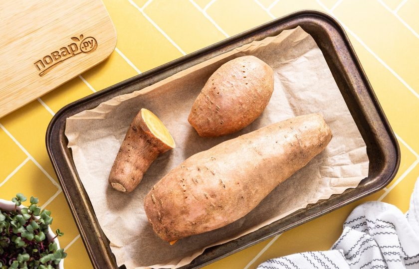 1. Этап. Фалафель из батата: Батат помойте, обсушите. Сделайте пару проколов вилкой. Запеките батат в духовке при температуре 190-200 градусов до мягкости. Время приготовления будет зависеть от размера батата.