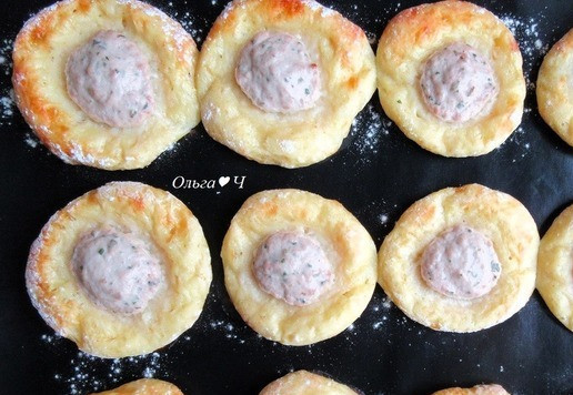 1. Этап. Закусочные ватрушки с индейкой: Выпекайте при 200*С около 25 минут.