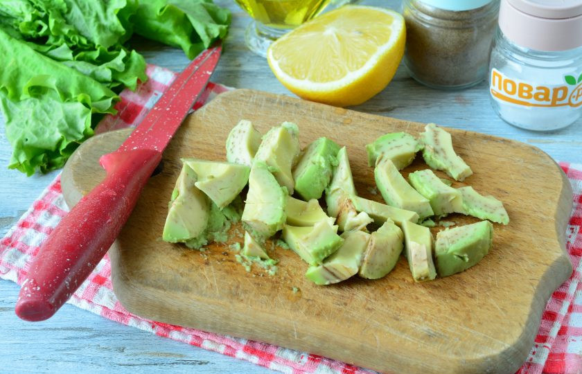 1. Этап. Салат с баклажанами и авокадо: Почистите авокадо, мякоть нарежьте средними кусочками.