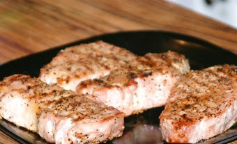 1. Этап. Свинина с вишневым соусом: Мясо обжарьте на сковороде до золотистого цвета, сложите в противень, накройте фольгой и отправьте в разогретую до 180 градусов духовку на 20-25 минут.