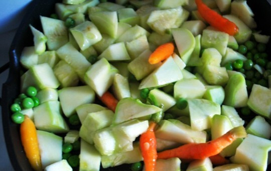 1. Этап. Гарнир к копченой рыбе: Затем добавьте кабачки, посолите и обжаривайте еще 5 минут.