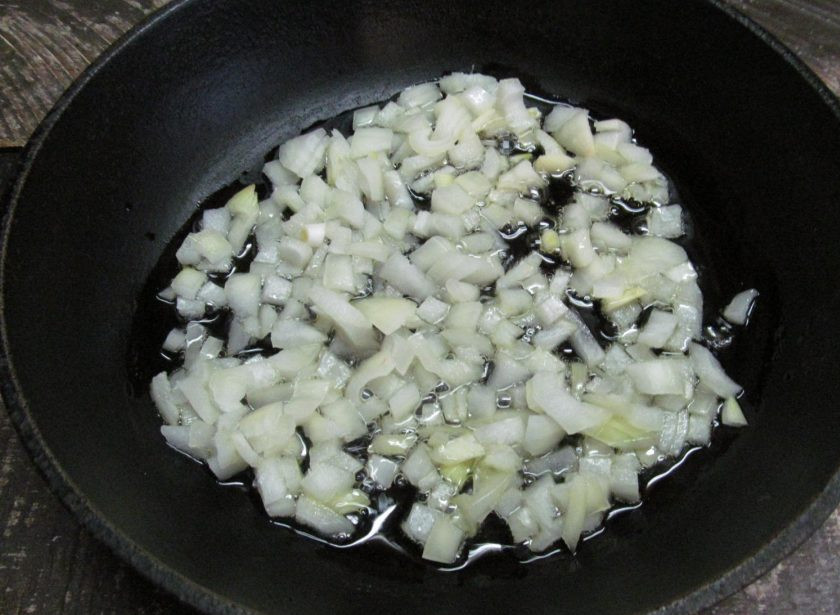 1. Этап. Капустное печенье: В первую очередь нужно приготовить капусту. Лук мелко нарежьте и выложите в сковороду с растительным маслом. Жарьте на среднем огне до прозрачности.