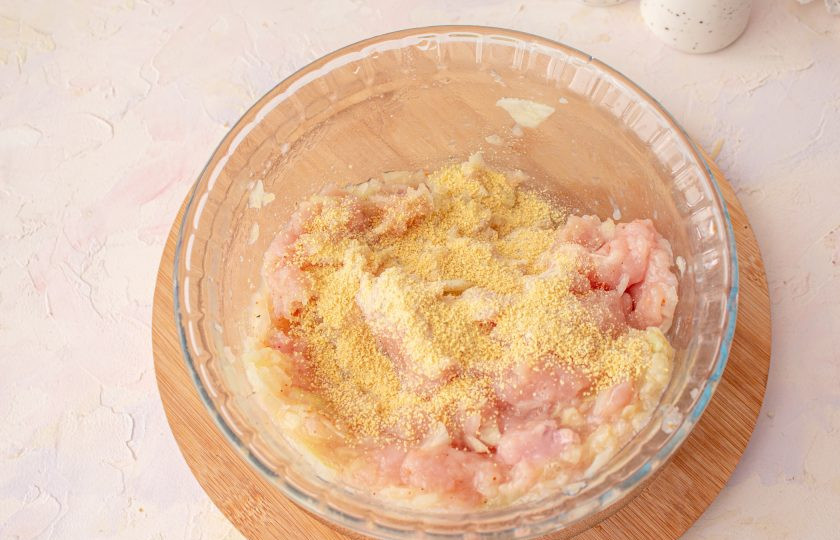 1. Этап. Мясные колобки с хрустящей корочкой и цветной капустой: Если фарш получается жидковатым, добавьте 1 столовую ложку панировочных сухарей. Хорошо перемешайте фарш.