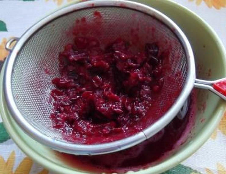 1. Этап. Морс из замороженной клюквы: Через сито пропустите получившуюся массу, чтобы отделить чистый сок. Налейте его в ёмкость, добавьте теплую воду, сахар/мёд по вкусу. Напиток готов к употреблению!