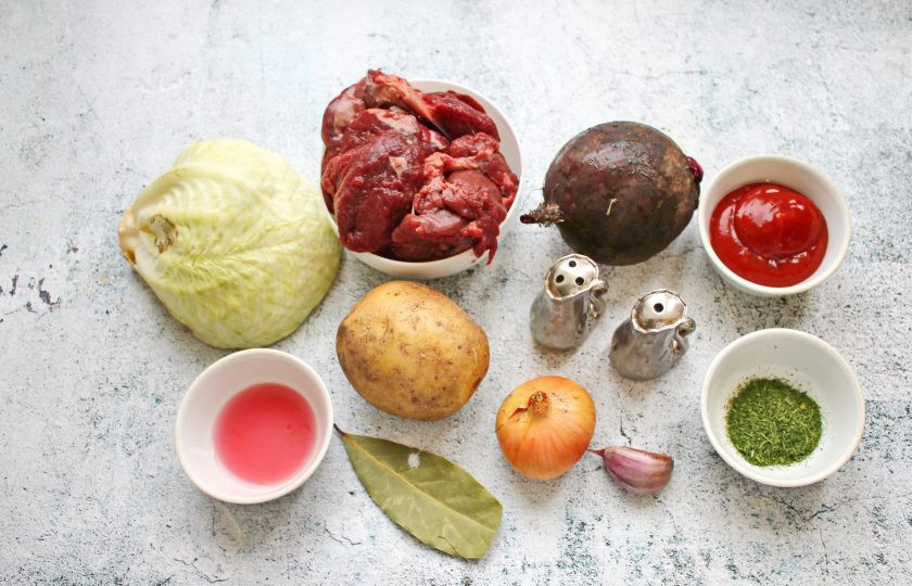 1. Этап. Борщ из оленины: Подготовьте все необходимые ингредиенты для приготовления борща из оленины. Мясо предварительно вымочите в холодной воде в течение 2-3 часов, меняя воду каждый час.