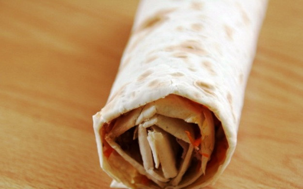 1. Этап. Лаваш с морковкой: Плотно сверните лаваш в рулет, заверните его в фольгу и уберите на 2 часа в холодильник. Затем порежьте его кусочками толщиной около 1,5 см. и подайте на стол.