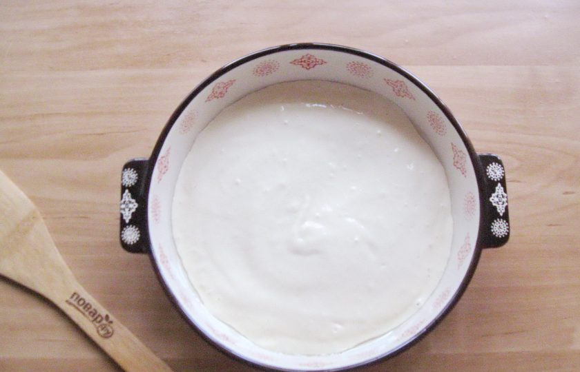 1. Этап. Пирог с судаком: Половину теста выложите в форму для запекания.