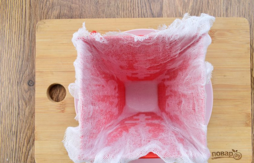 1. Этап. Пасха с печеньем Орео: Форму для пасхи поставьте в глубокую тарелку. В форму постелите марлю, сложенную в два слоя.