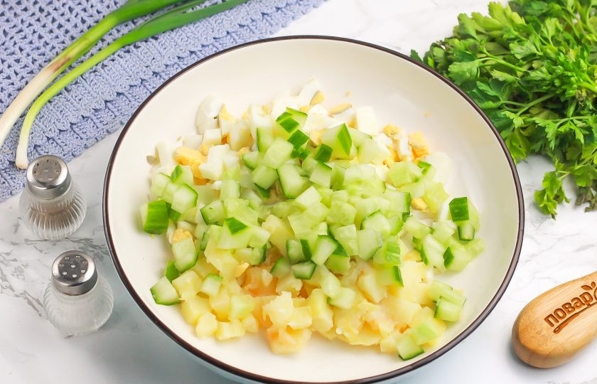 1. Этап. Свекольник по-еврейски: Срежьте хвостики с огурца, промойте овощ и нарежьте его таким же кубиком, добавляя в емкость.