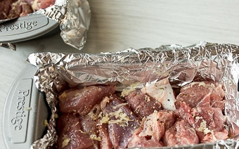 1. Этап. Террин из индейки: Выложите на фарш кусочки индейки, посолите, поперчите. Выложите еще один слой фарша. Снова посолите и поперчите. Накройте фольгой, запекайте сорок минут при температуре 180 градусов.