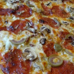 Пицца с колбасой и грибами