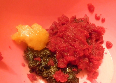 1. Этап. Свекольные пирожные ПП: Затем в одну посуду выкладываем свекольный жмых, мед и чернослив.