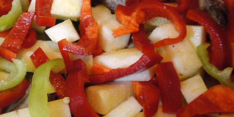 1. Этап. Кабачки с картошкой тушеные: 6. Сверху выложите болгарский перец и залейте все соусом. После этого можете дополнительно посолить, поперчить и добавить по вкусу приправы. С тушеными овощами отлично сочетается зелень петрушки и зеленый лук, поэтому за несколько минут до снятия блюда с плиты, можете притрусить все зеленью.