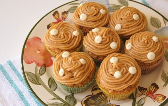 1. Этап. Крем для кекса из сгущенки: 3. Крем из сгущенки можно использовать в качестве начинки или выложить с помощью кондитерского мешка сверху кексов, украсить орехами и подавать к чаю. Приятного аппетита!