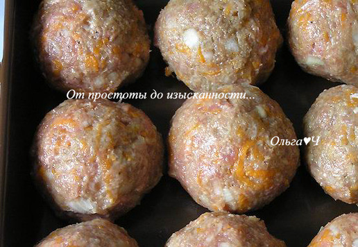 1. Этап. Нежные шарики из индейки с тыквой: Сформируйте 9 шариков. Уложите в смазанную маслом форму, запекайте при 180*С 15 минут.