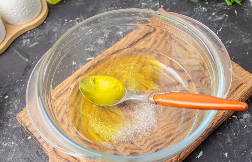 1. Этап. Молдавские плацинды: В миску влейте воду, растительное масло и уксус, добавьте соль и перемешайте.