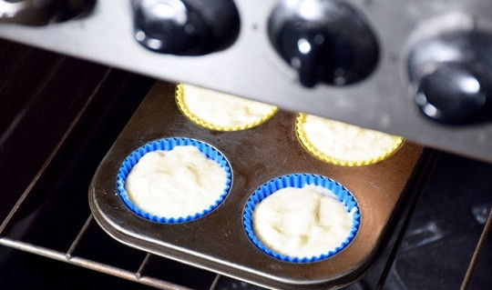 1. Этап. Тесто для кексов в формочках: 5. Когда тесто готово, разложите его по формам и отправьте в разогретую духовку.