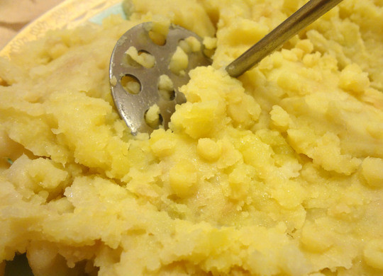 1. Этап. Зразы на сковороде: Отваренный картофель остужаем, очищаем от кожуры и измельчаем до состояния пюре.